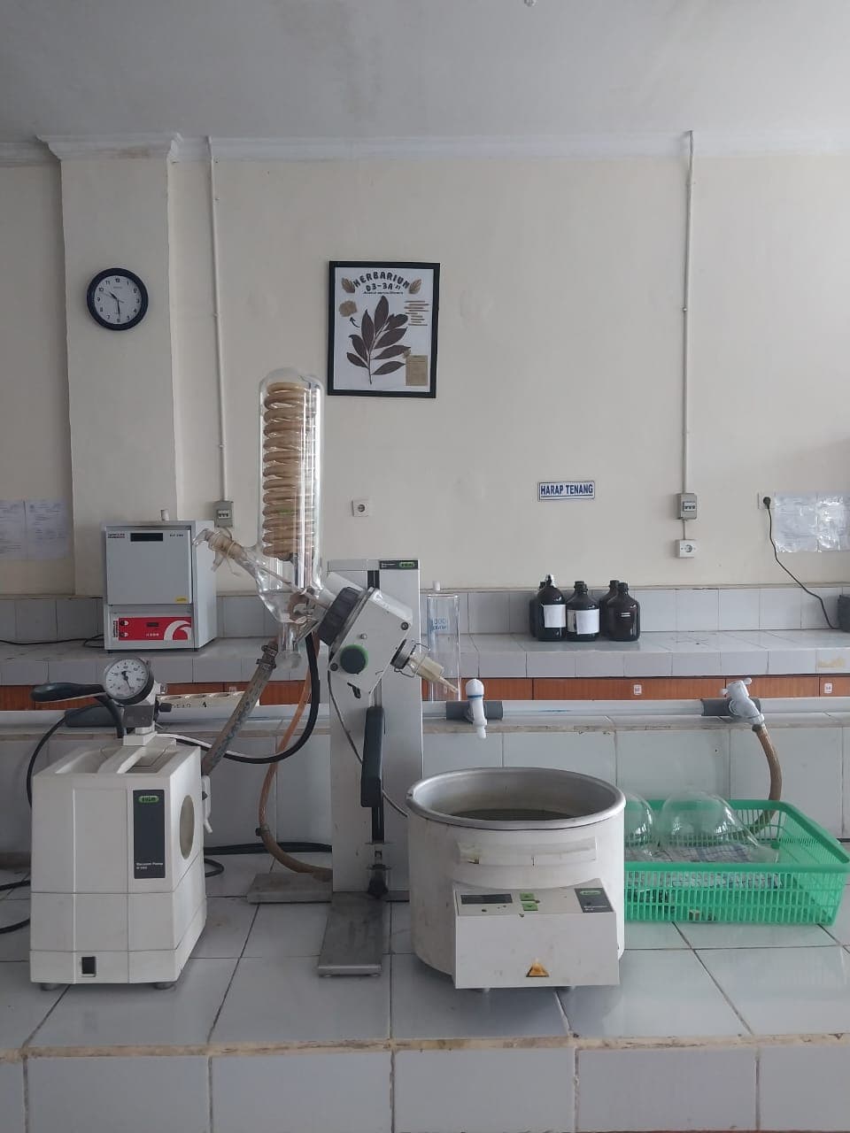 Laboratorium Farmasi Bahan Alam — 12
