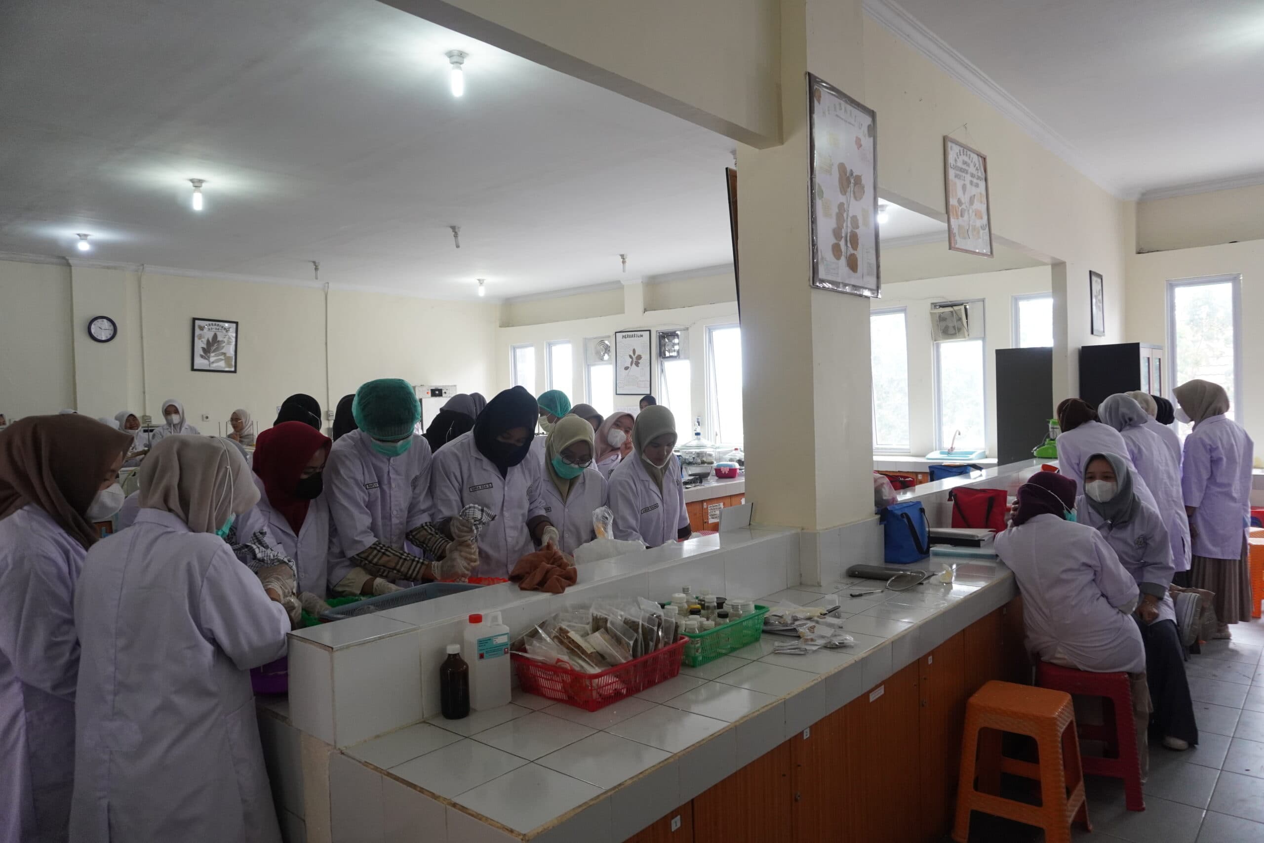 Laboratorium Farmasi Bahan Alam — 3