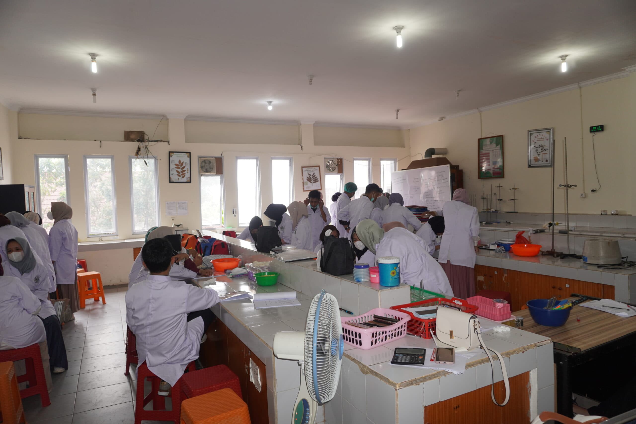 Laboratorium Farmasi Bahan Alam — 4