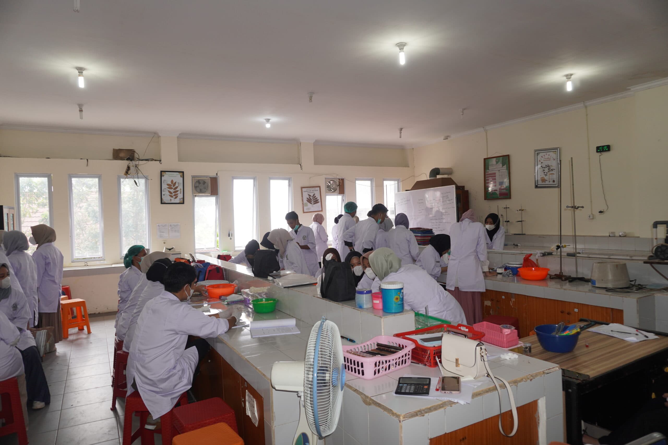 Laboratorium Farmasi Bahan Alam — 5