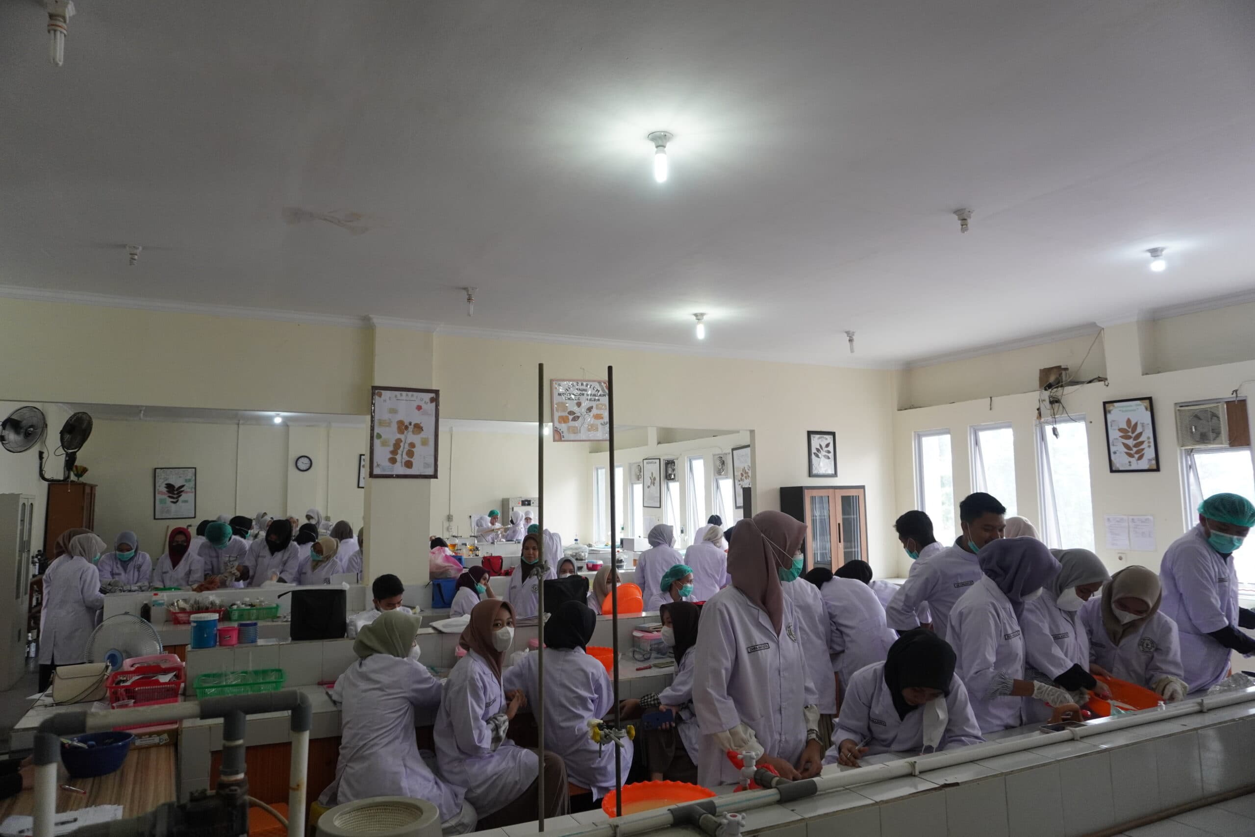 Laboratorium Farmasi Bahan Alam — 6