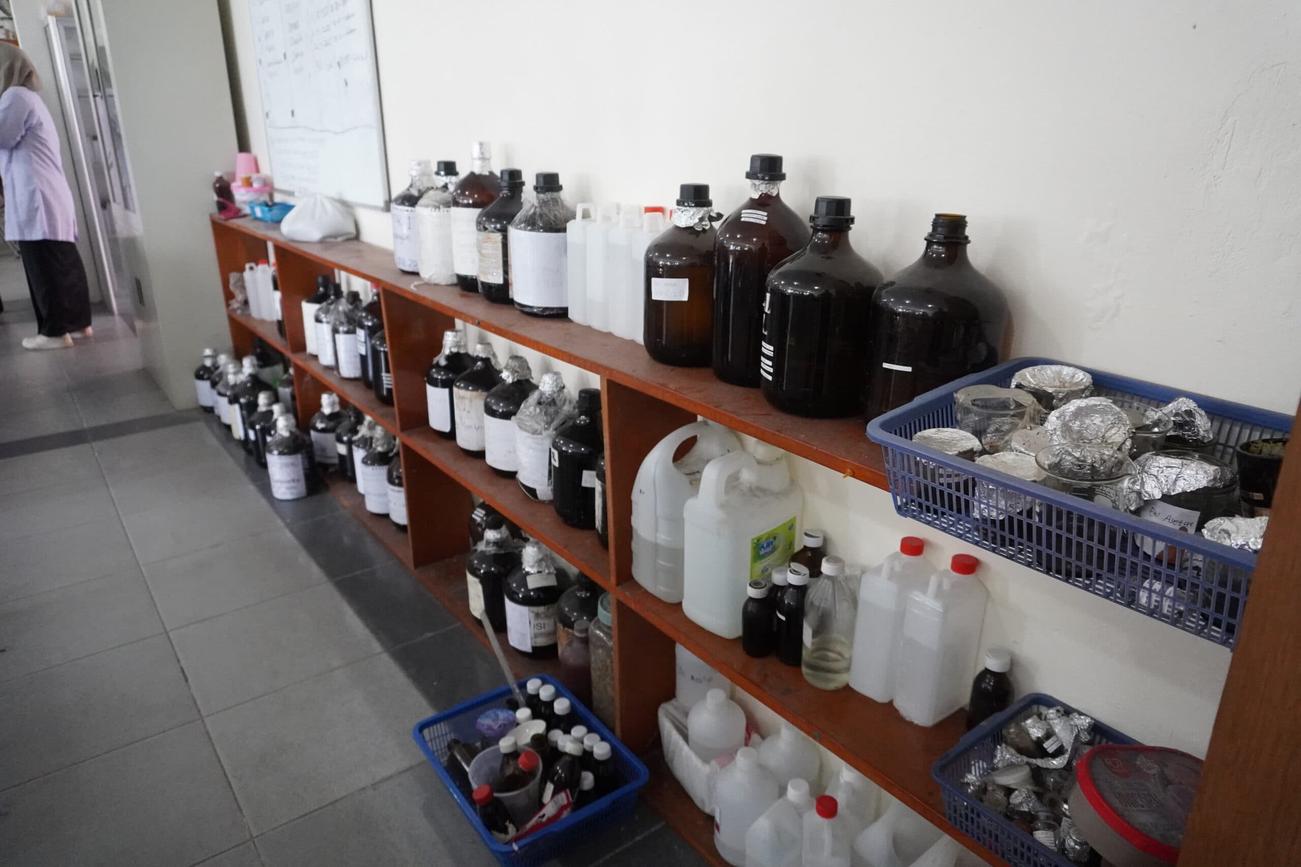 Laboratorium Farmasi Bahan Alam — 8