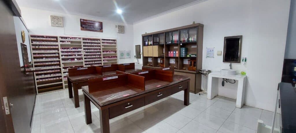 Laboratorium Farmasi Klinik & Komunitas — 11