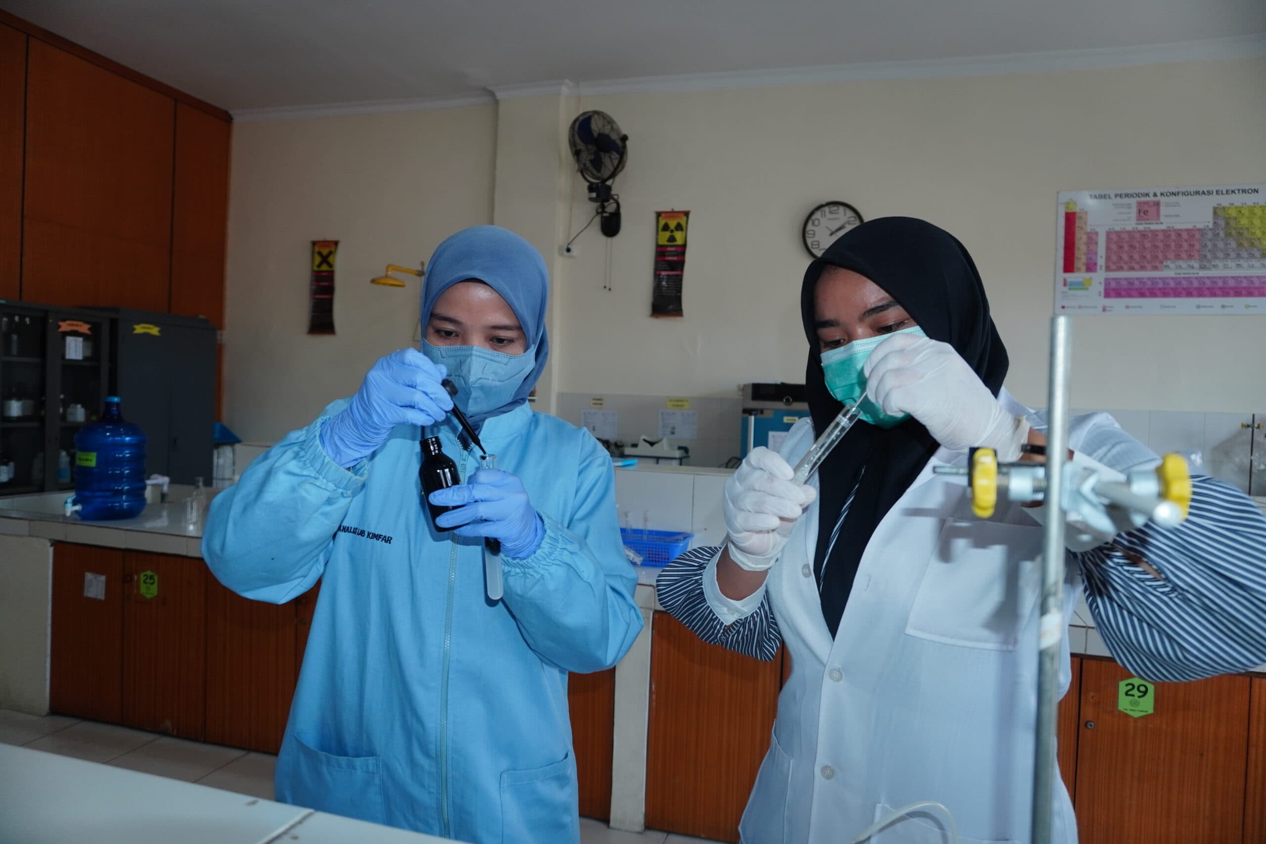 Laboratorium Kimia Farmasi — 2
