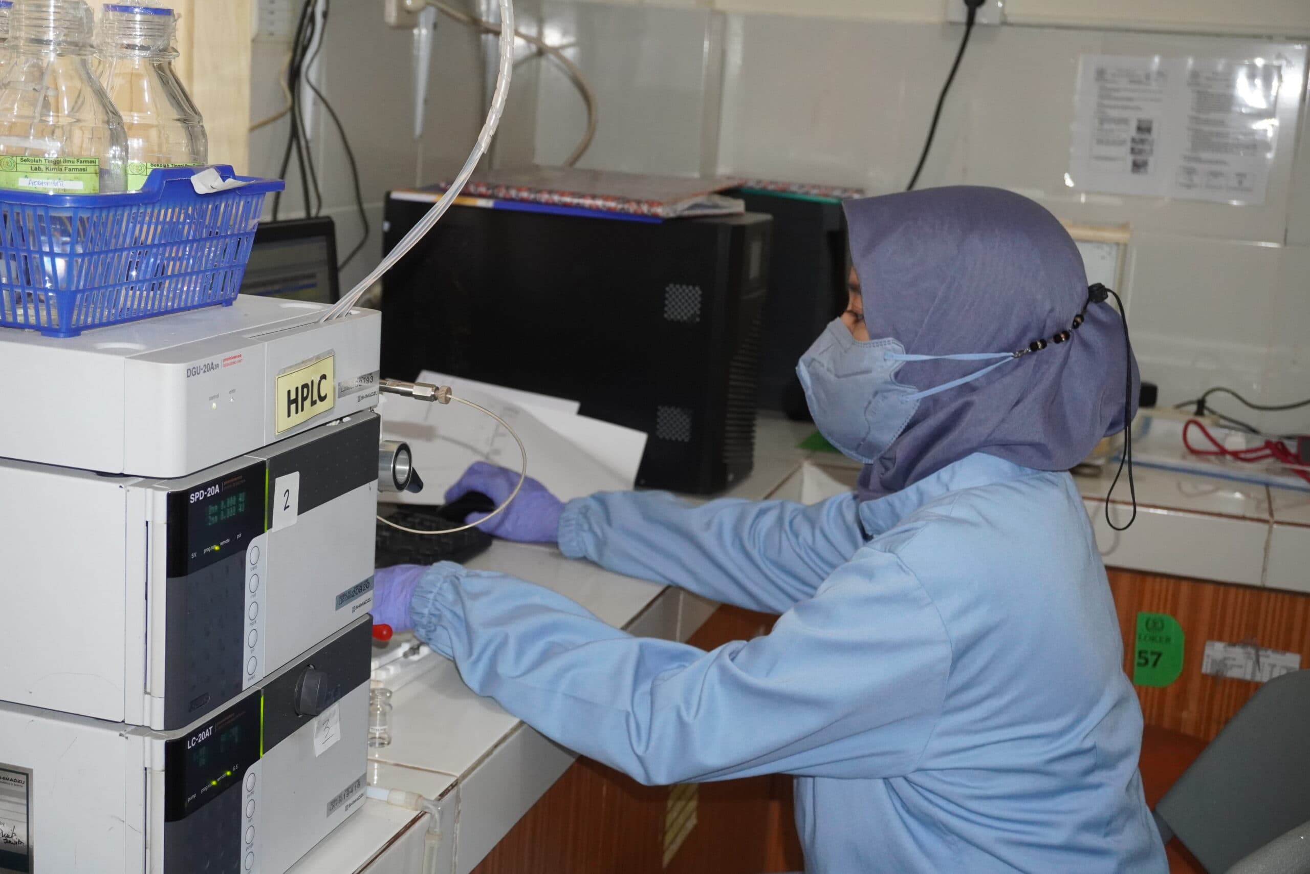 Laboratorium Kimia Farmasi — 3