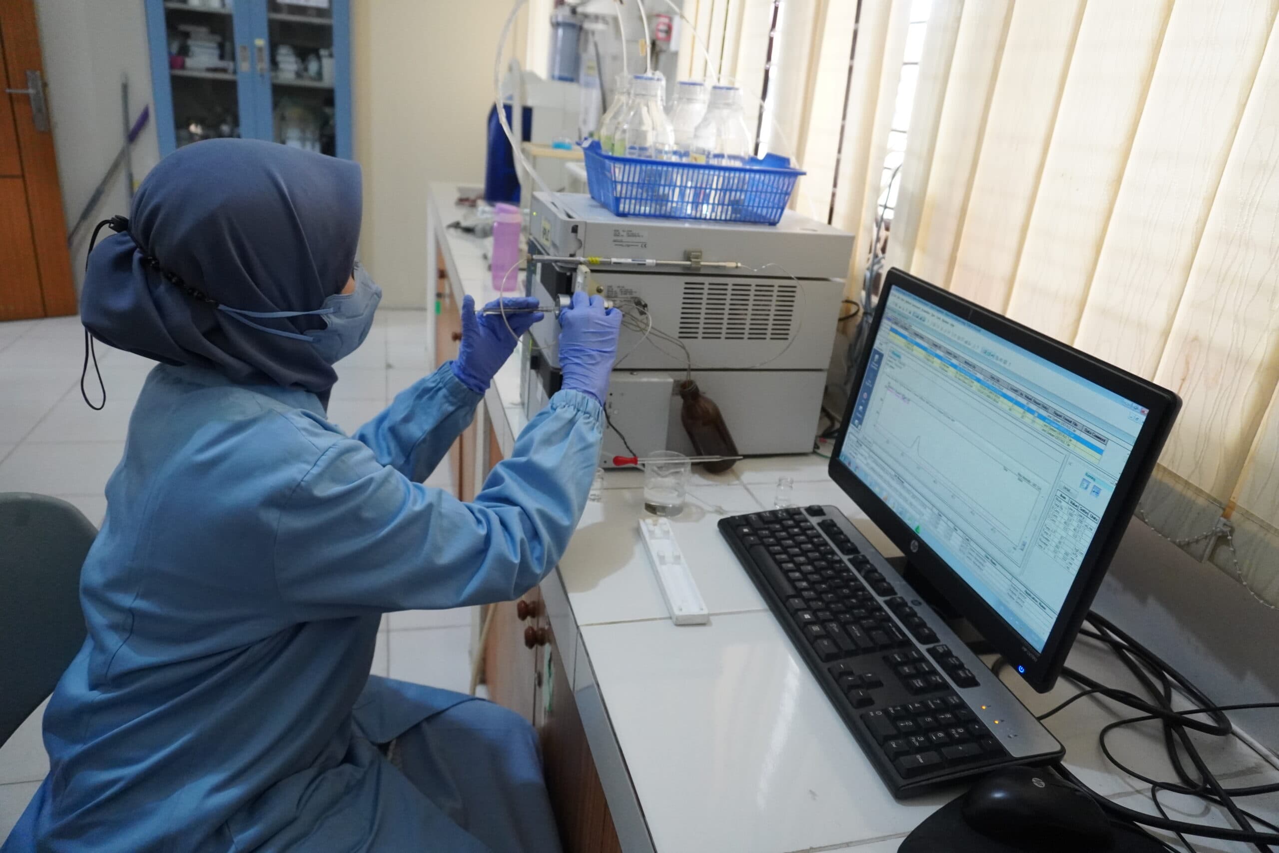 Laboratorium Kimia Farmasi — 4