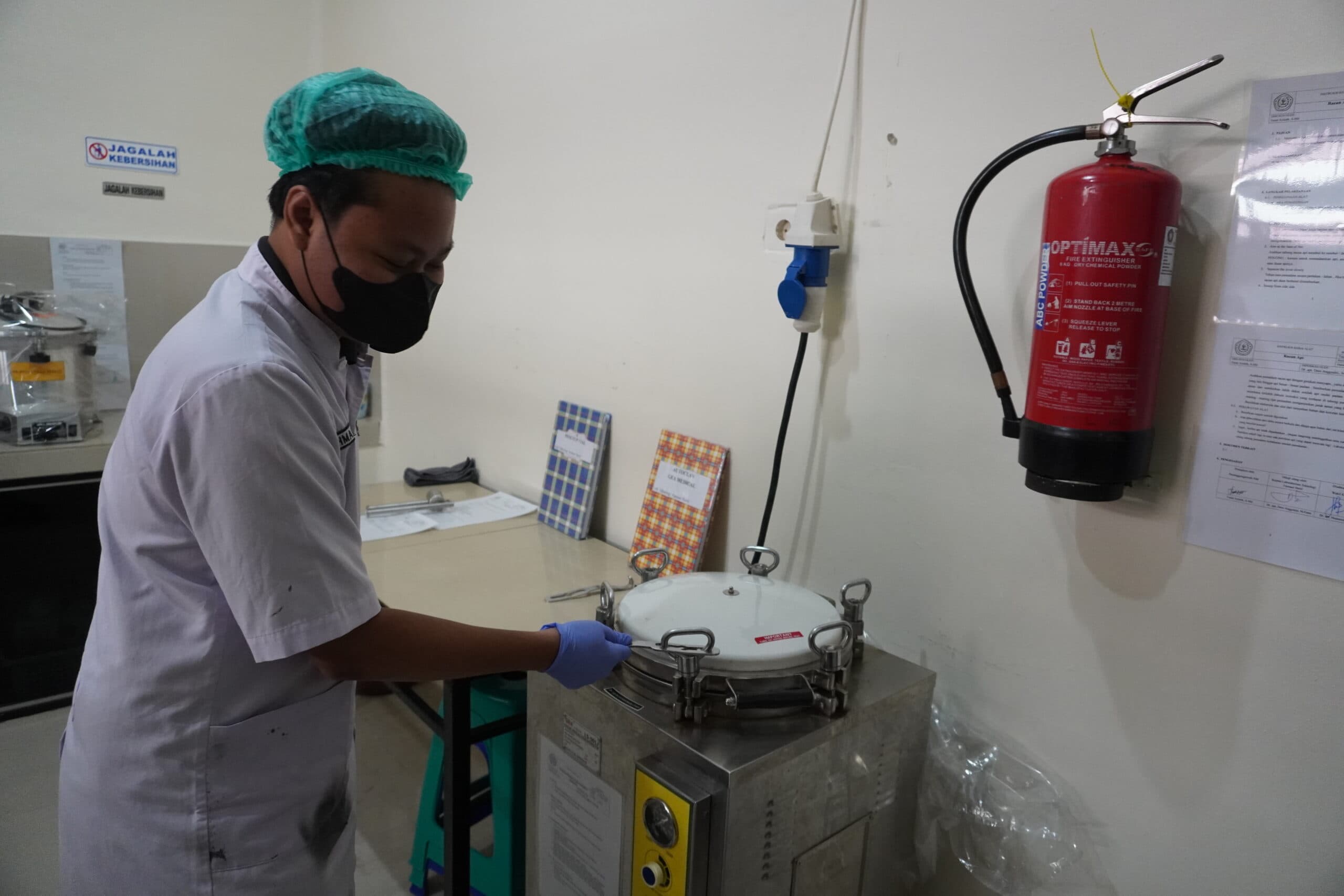 Laboratorium Teknologi Farmasi Steril — 6