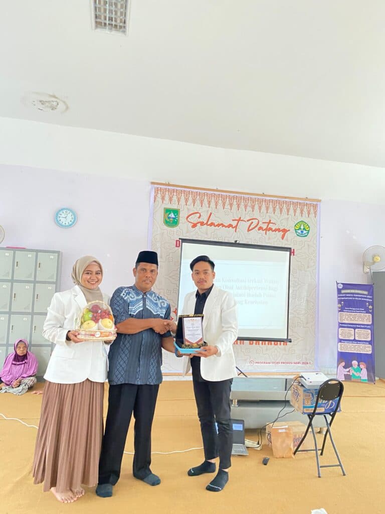 Edukasi Manajemen Obat bagi Lansia Selama Puasa oleh Mahasiswa PSPA STIFAR Riau