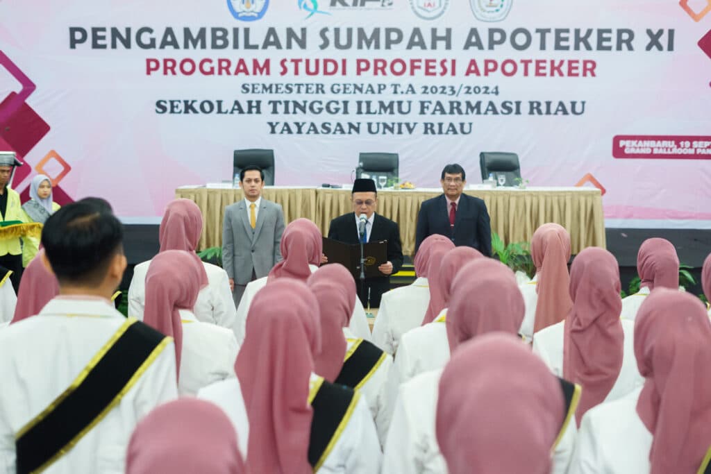 Pengambilan Sumpah Apoteker XI Program Studi Profesi Apoteker STIFAR Riau