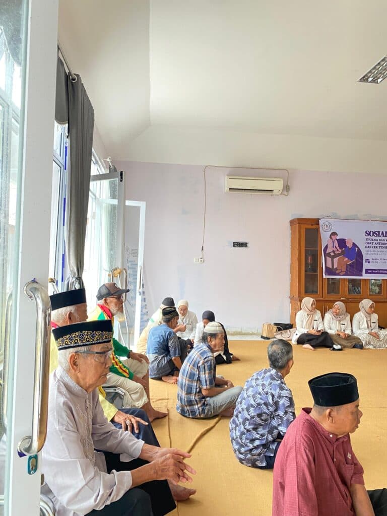 Edukasi Manajemen Obat bagi Lansia Selama Puasa oleh Mahasiswa PSPA STIFAR Riau