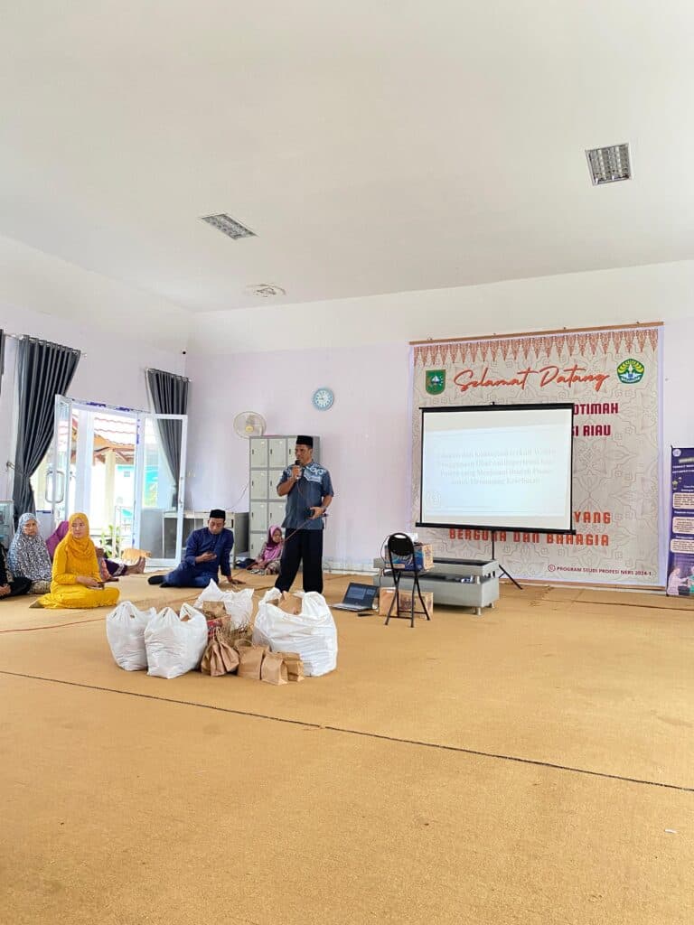 Edukasi Manajemen Obat bagi Lansia Selama Puasa oleh Mahasiswa PSPA STIFAR Riau
