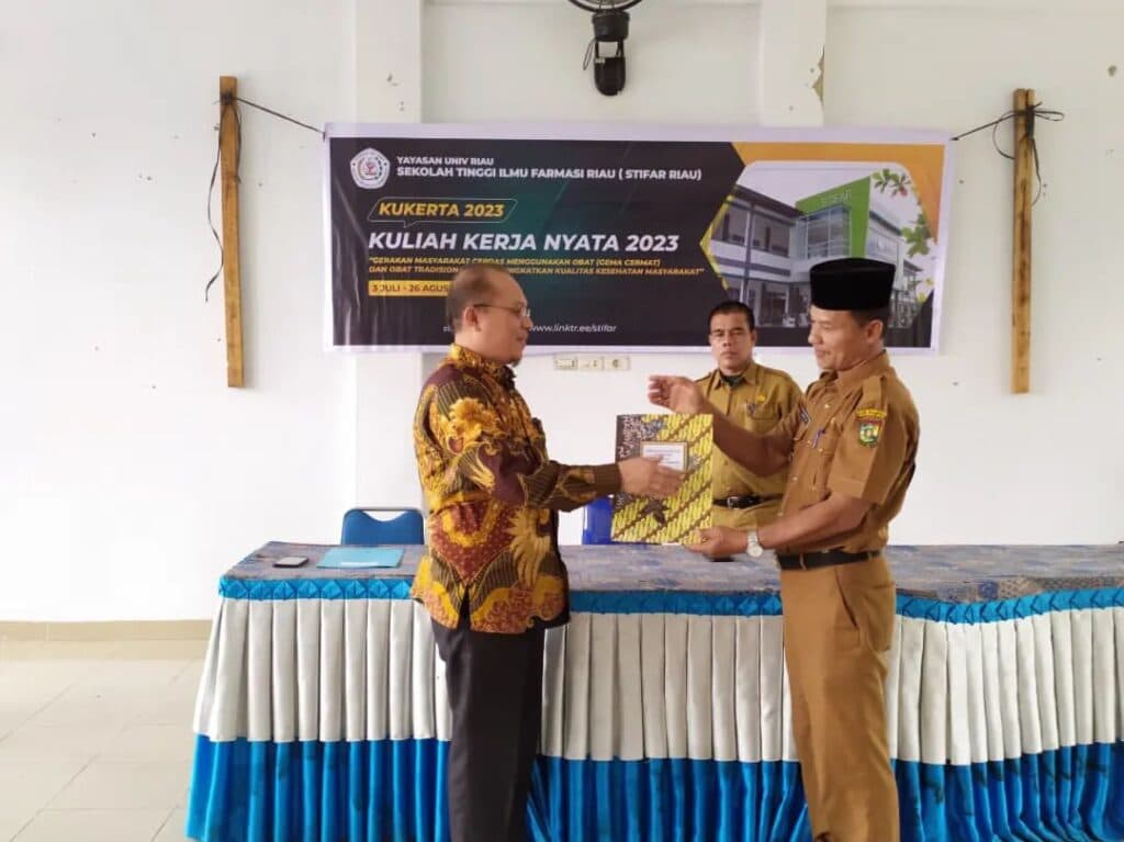 Penandatanganan Berita Acara Serah Terima Mahasiswa KKN STIFAR Riau dan MoU Desa Binaan STIFAR Riau di Kec. Tambang Kab. Kampar3 Juli 2023