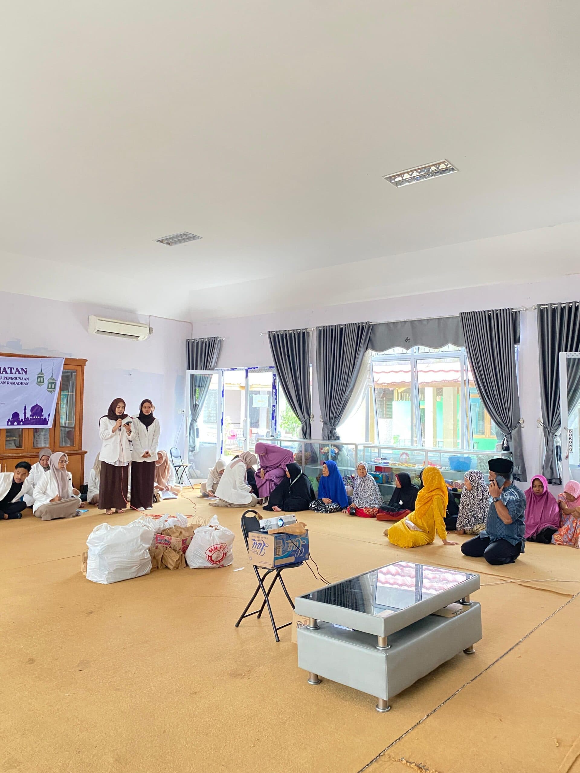 Edukasi Manajemen Obat bagi Lansia Selama Puasa oleh Mahasiswa PSPA STIFAR Riau