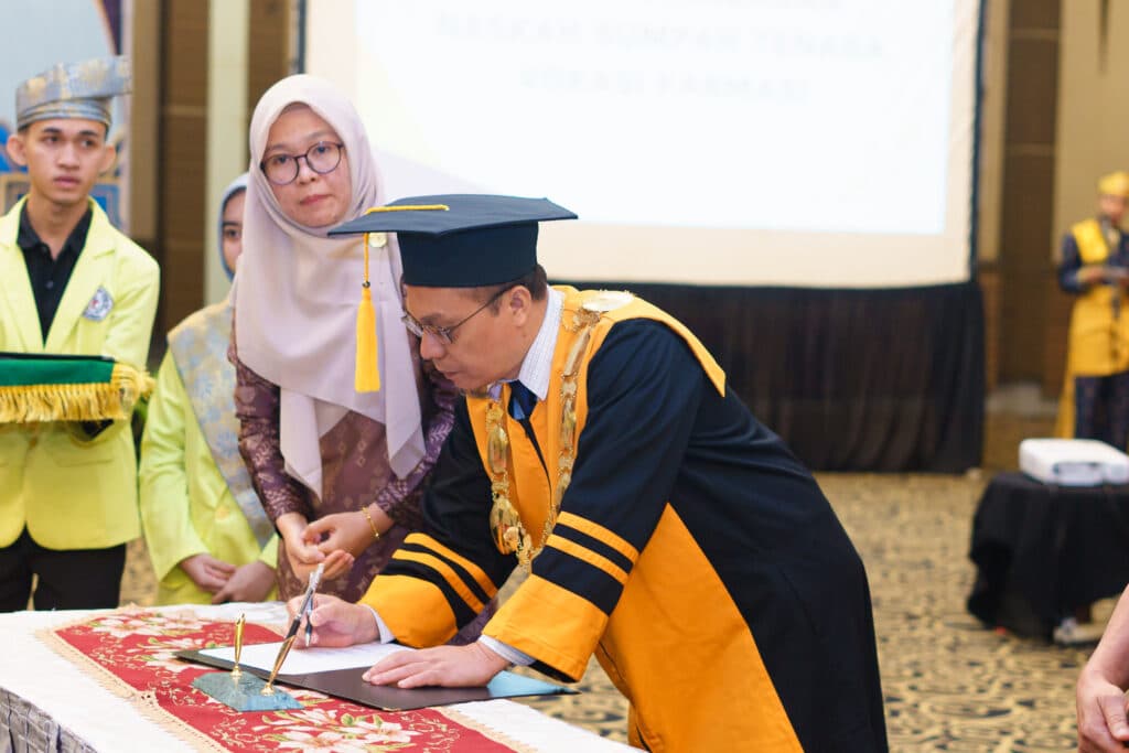 WISUDA STIFAR RIAU SARJANA FARMASI KE – XXVII dan AHLI MADYA FARMASI KE – XXVIII