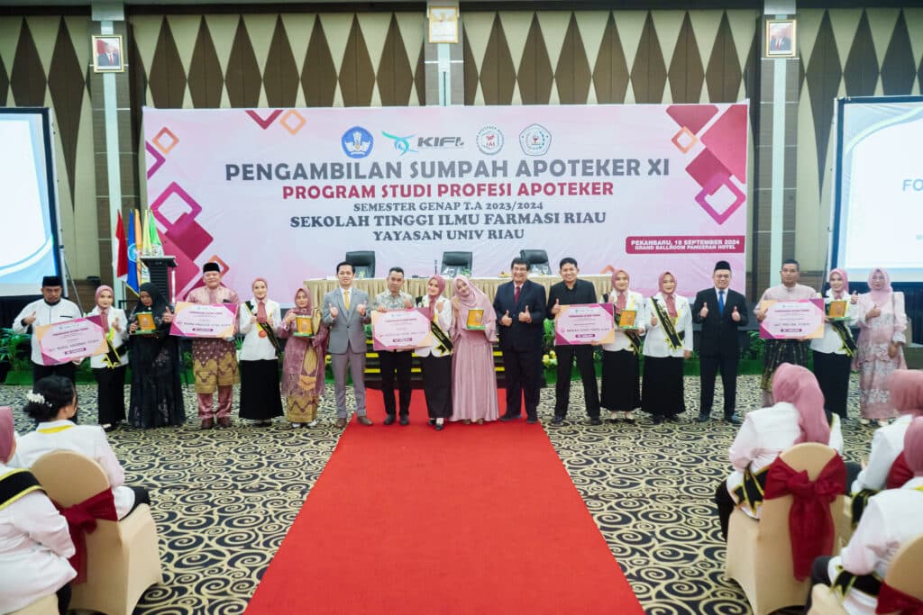 Pengambilan Sumpah Apoteker XI Program Studi Profesi Apoteker STIFAR Riau