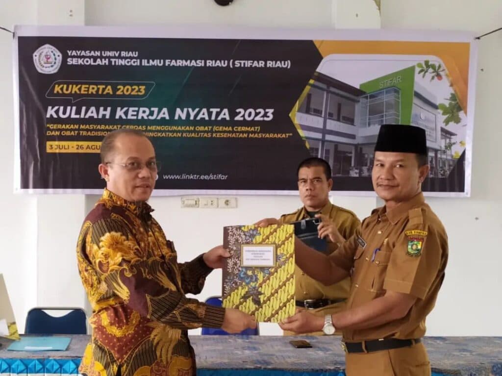 Penandatanganan Berita Acara Serah Terima Mahasiswa KKN STIFAR Riau dan MoU Desa Binaan STIFAR Riau di Kec. Tambang Kab. Kampar3 Juli 2023