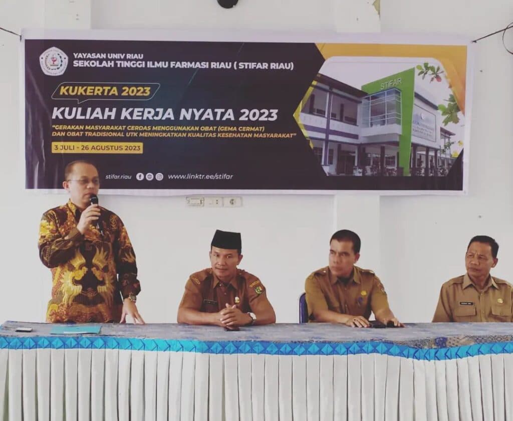Penandatanganan Berita Acara Serah Terima Mahasiswa KKN STIFAR Riau dan MoU Desa Binaan STIFAR Riau di Kec. Tambang Kab. Kampar3 Juli 2023