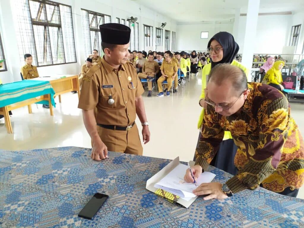 Penandatanganan Berita Acara Serah Terima Mahasiswa KKN STIFAR Riau dan MoU Desa Binaan STIFAR Riau di Kec. Tambang Kab. Kampar3 Juli 2023