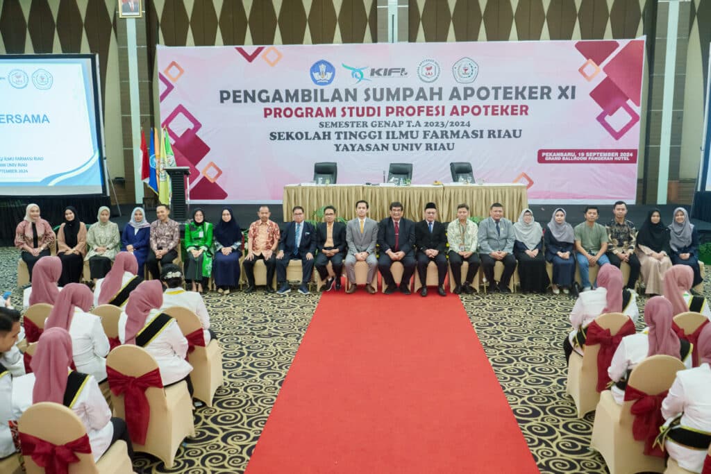 Pengambilan Sumpah Apoteker XI Program Studi Profesi Apoteker STIFAR Riau