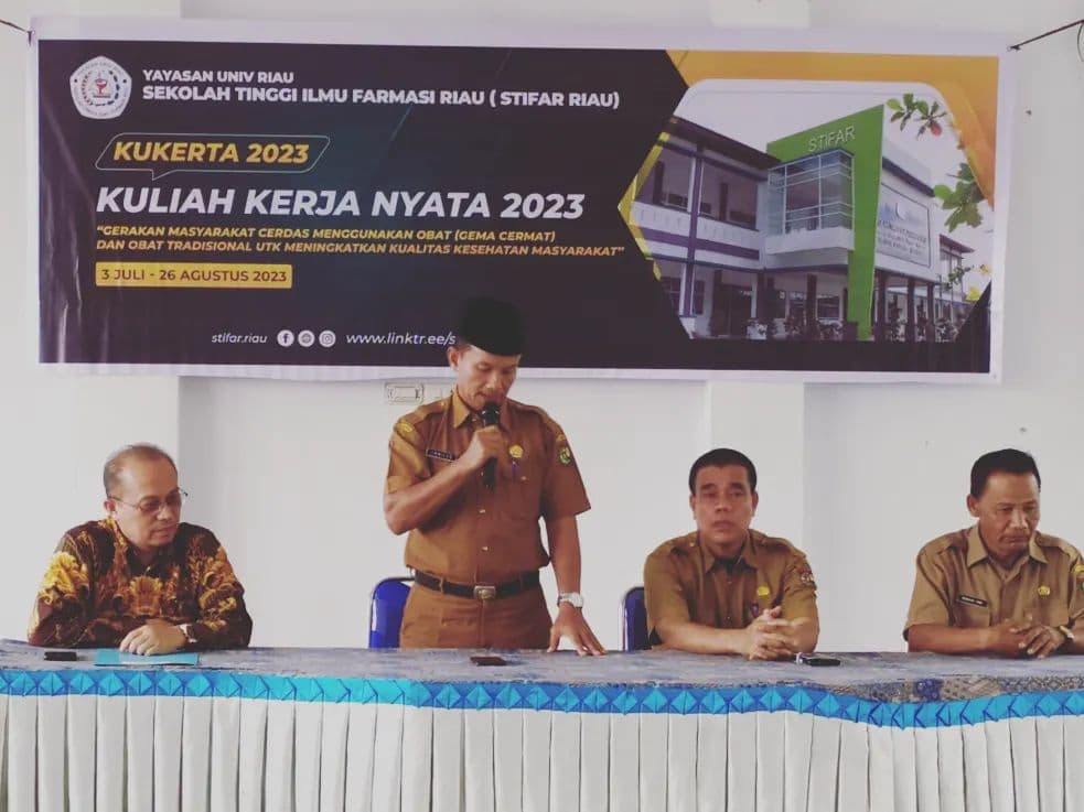 Penandatanganan Berita Acara Serah Terima Mahasiswa KKN STIFAR Riau dan MoU Desa Binaan STIFAR Riau di Kec. Tambang Kab. Kampar3 Juli 2023