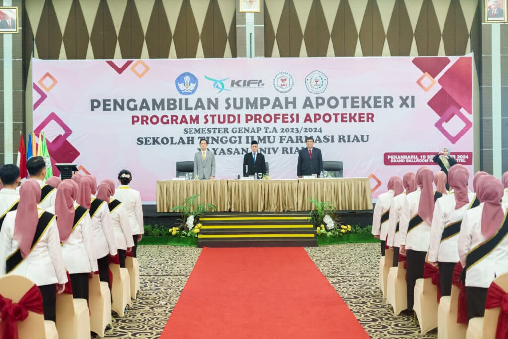 Pengambilan Sumpah Apoteker XI Program Studi Profesi Apoteker STIFAR Riau
