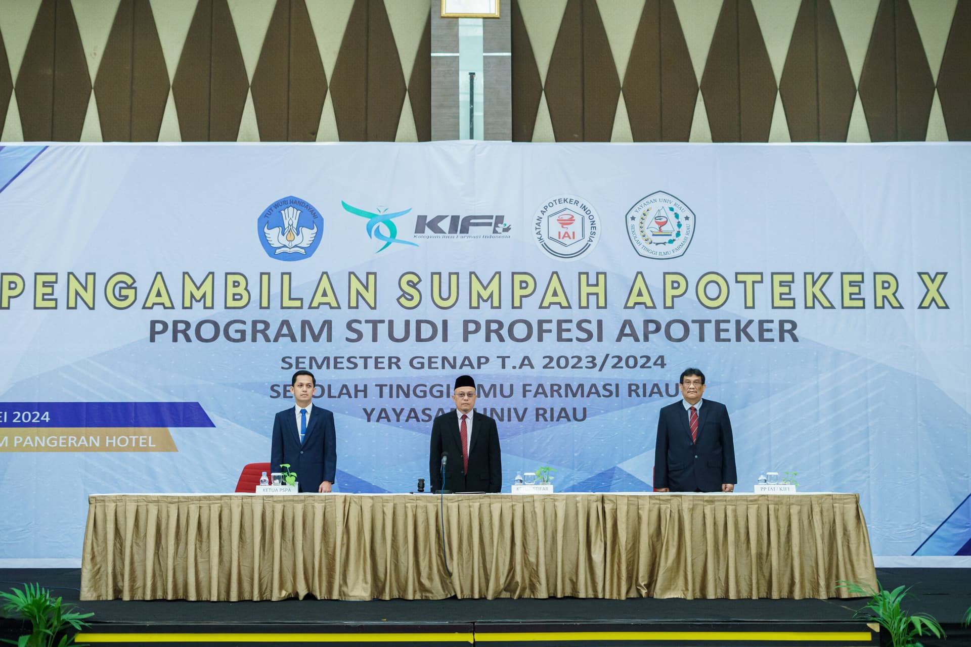 Pengambilan Sumpah Apoteker X Program Studi Profesi Apoteker STIFAR Riau