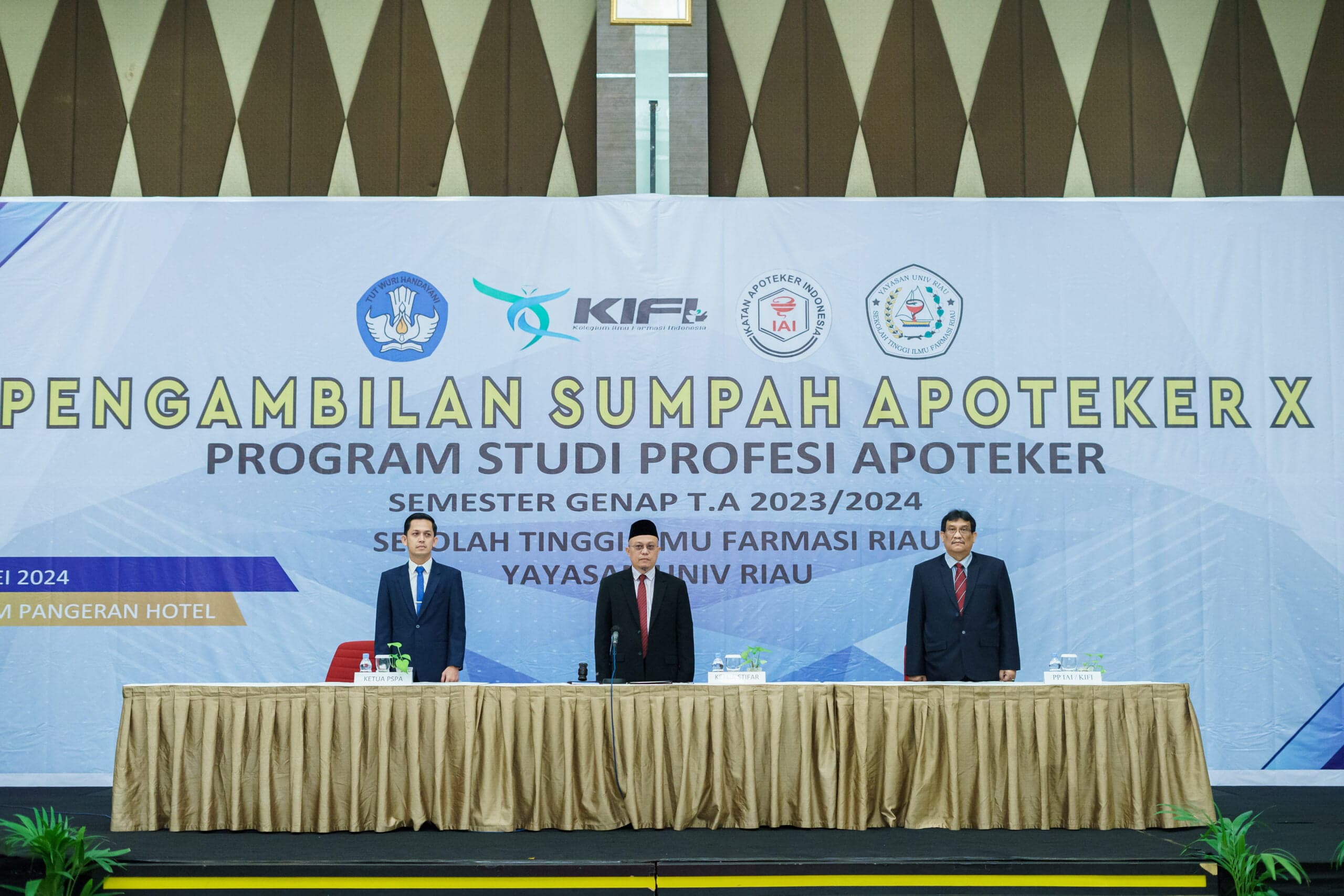 Pengambilan Sumpah Apoteker X Program Studi Profesi Apoteker STIFAR Riau