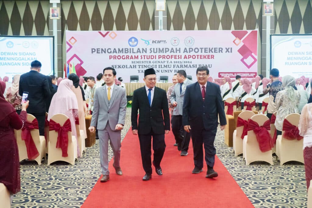 Pengambilan Sumpah Apoteker XI Program Studi Profesi Apoteker STIFAR Riau