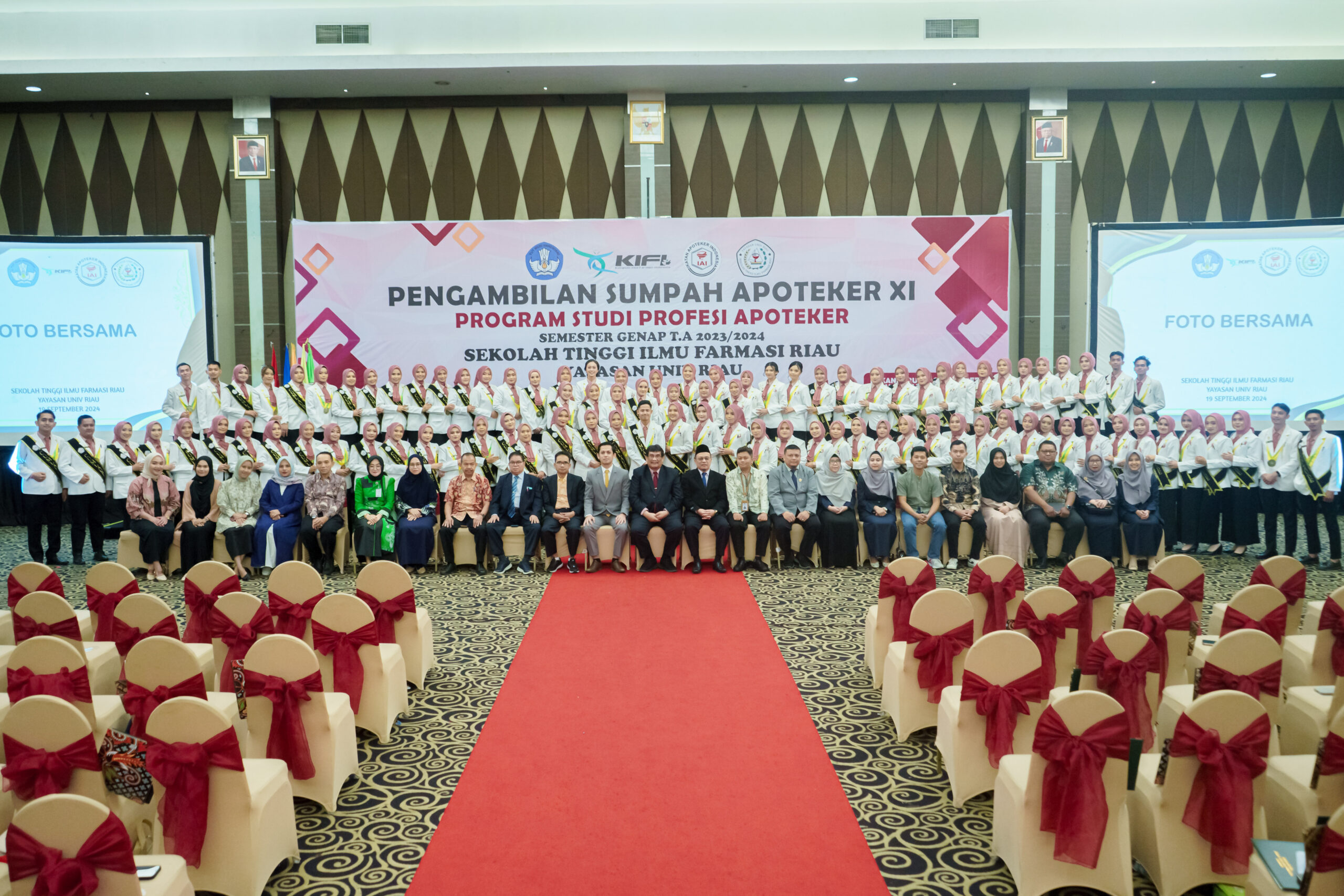 Pengambilan Sumpah Apoteker XI Program Studi Profesi Apoteker STIFAR Riau