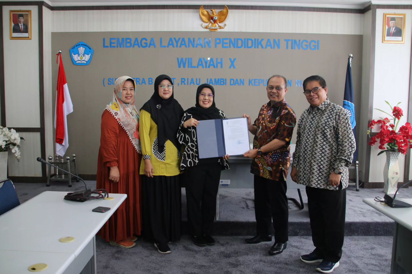 Penyerahan SK Magister Farmasi STIFAR Riau oleh Kepala LLDIKTI Wilayah X kepada Ketua STIFAR Riau